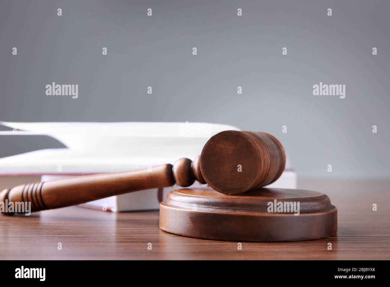 Richter gavel und Bücher auf Holztisch Stockfoto