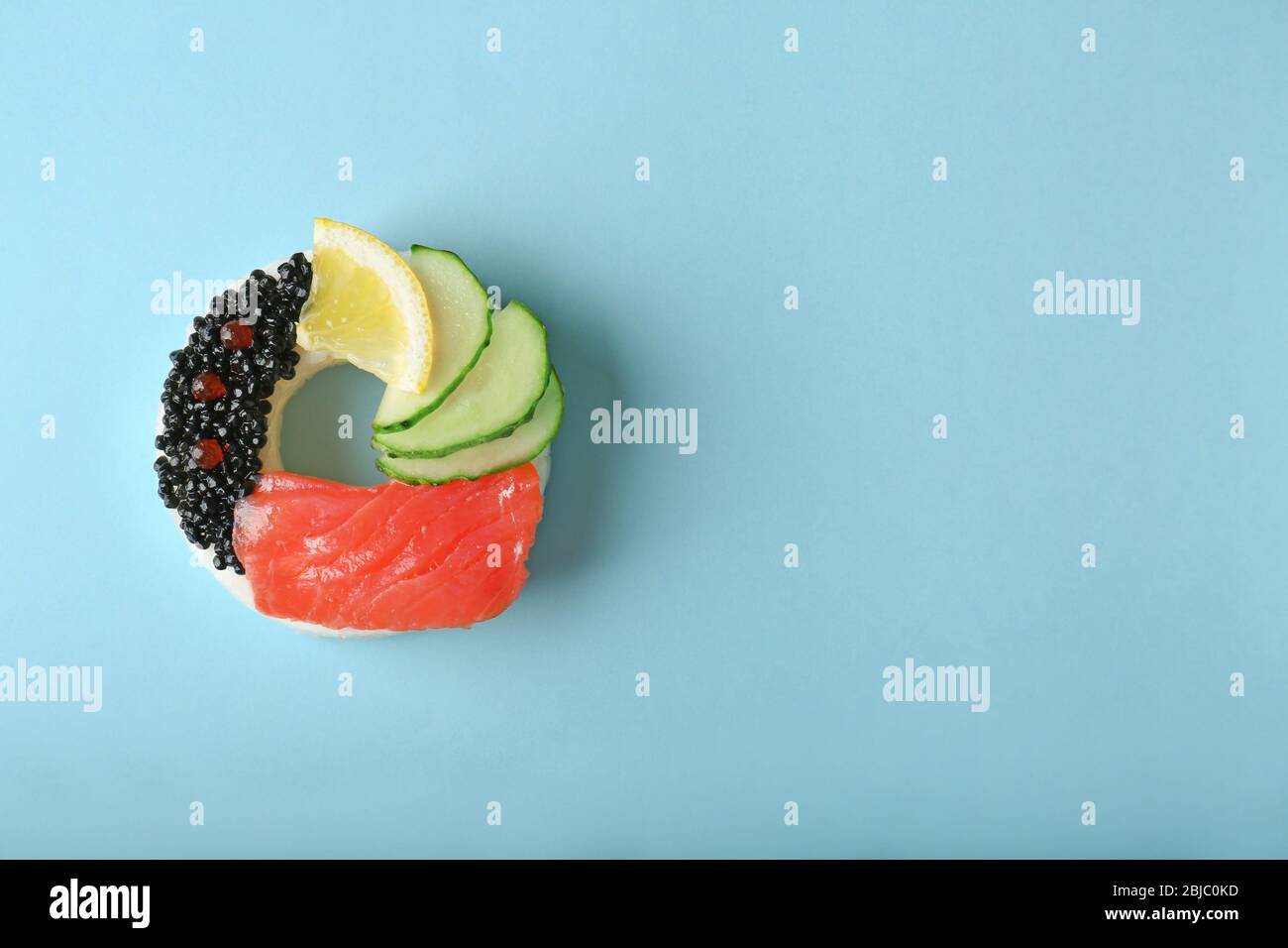 Sushi-Donut auf blauem Hintergrund Stockfoto