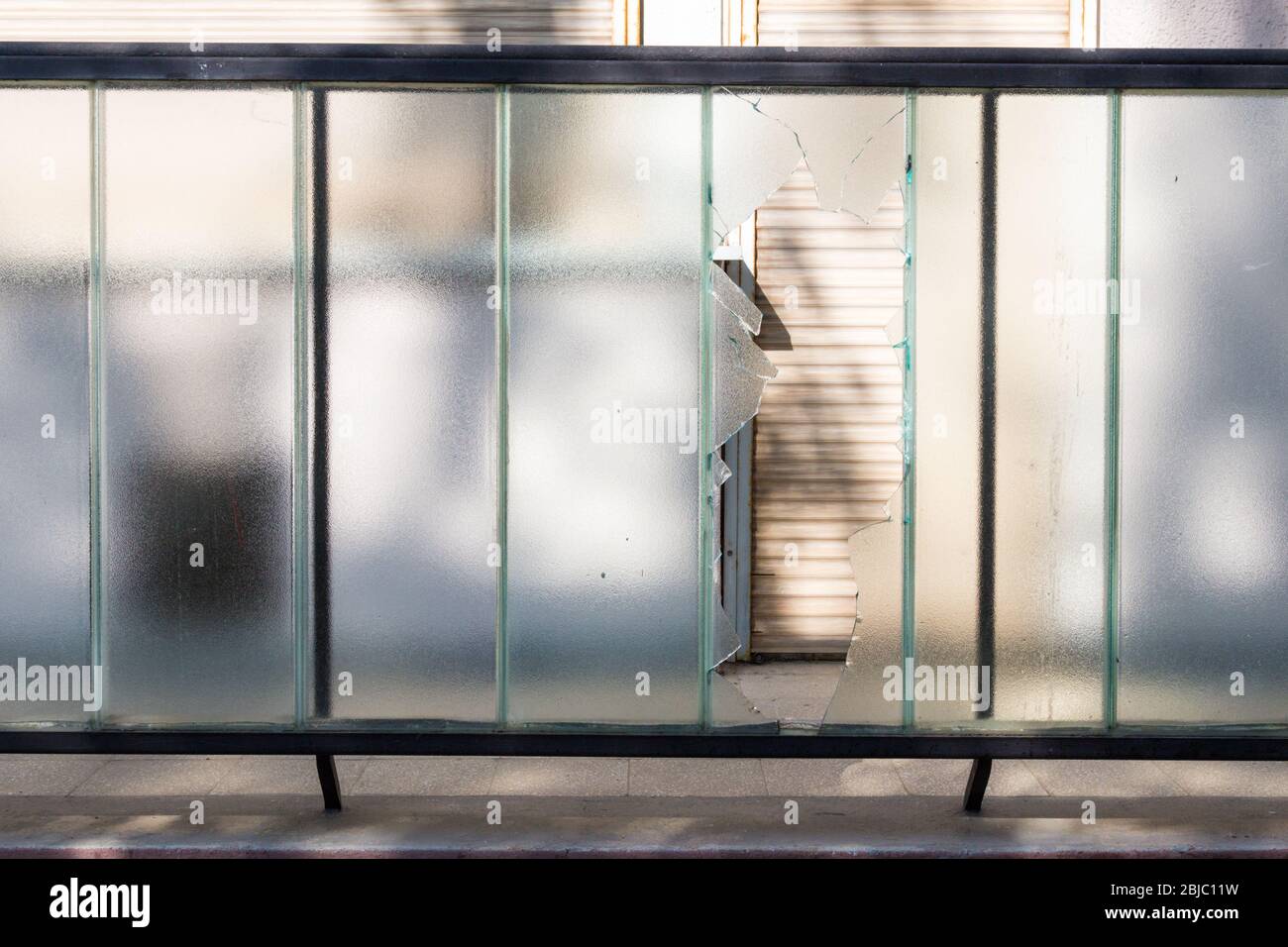 Zerbrochener, undurchsichtiger Glasbalkon des Stadtgebäudes, Sopron, Ungarn Stockfoto