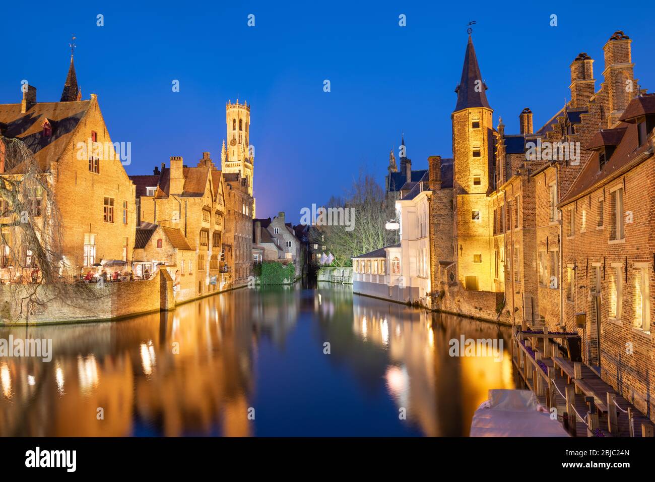 Brügge, Belgien Nachtszene am Rozenhoedkaai. Stockfoto