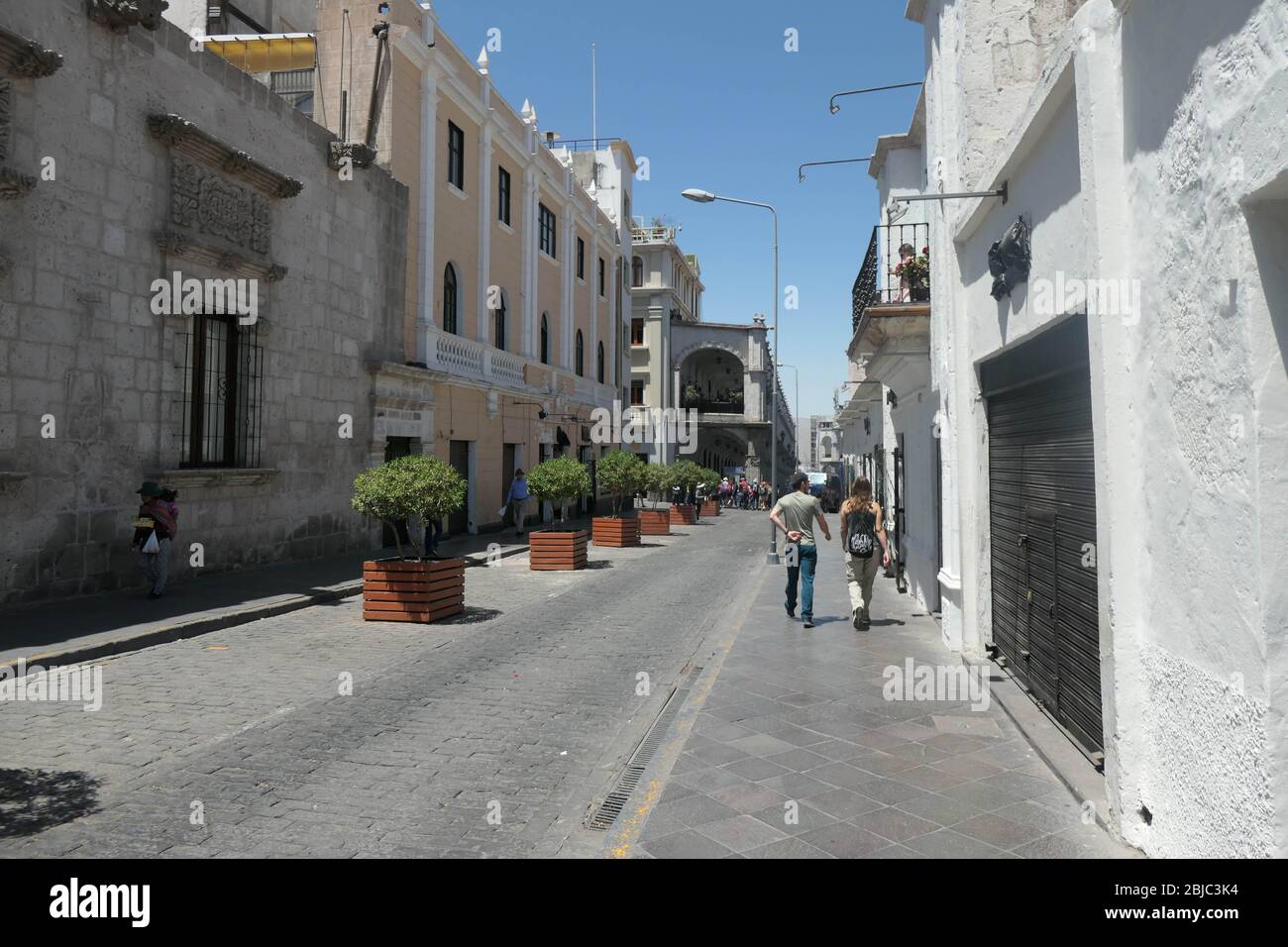 Historische koloniale Straßenszene in Lateinamerika mit Steinhäusern mit schmiedeeisernen Balkonen und Bogenfenstern in Peru Stockfoto
