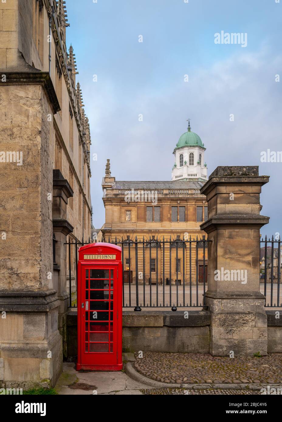 Sheldonian Theatre, entworfen von Sir Christopher Wren; Bodleian Library; rote Telefonbox. Während der Sperrung des Coronavirus/Covid-19 stumm Stockfoto