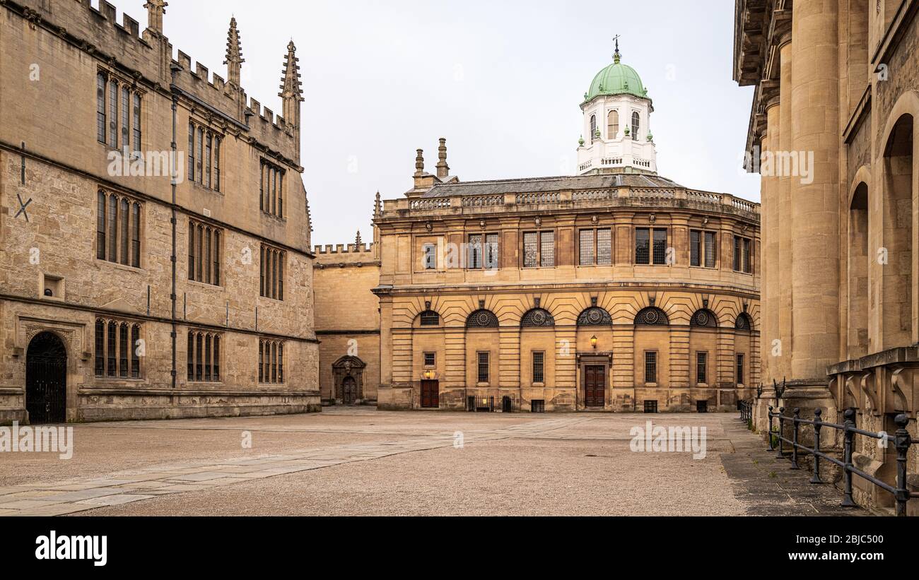 Das Sheldonian Theater, entworfen von Sir Christopher Wren; Bodleian Library; Clarendon Building. Während der Sperrung des Coronavirus/Covid-19 stumm Stockfoto