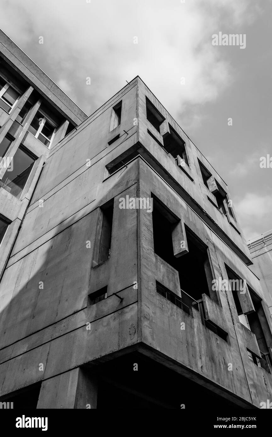 Beispiel für den Stil der Brutalistischen Architektur. Details eines brutalistischen Betongebäudes. Teil des Centre National de la Danse (Nationales Tanzzentrum), publ Stockfoto