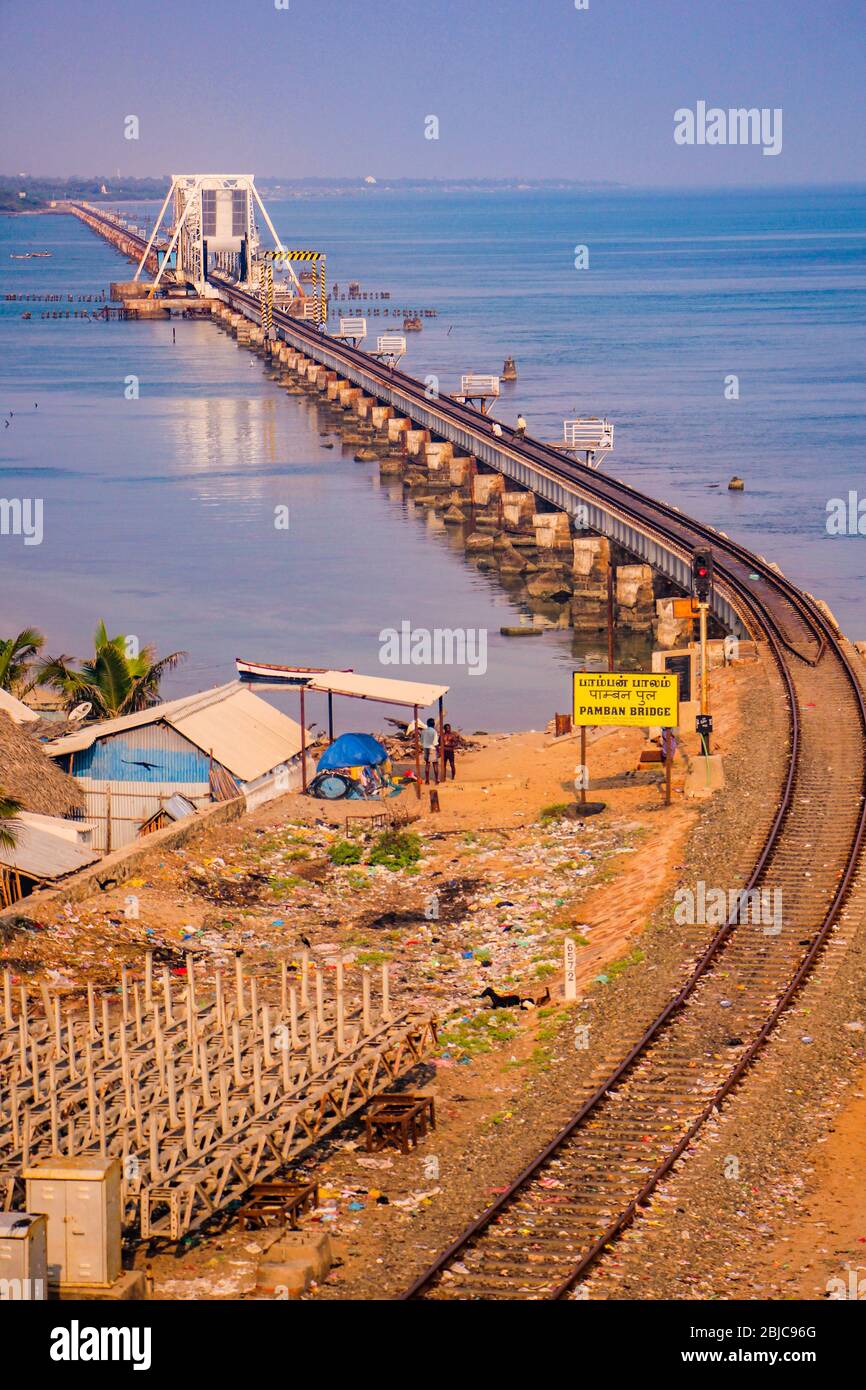 Pamban Bridge ist eine Eisenbahnbrücke, die die Stadt Mandapam auf dem indischen Festland mit der Insel Pamban in Rameswaram verbindet. Stockfoto