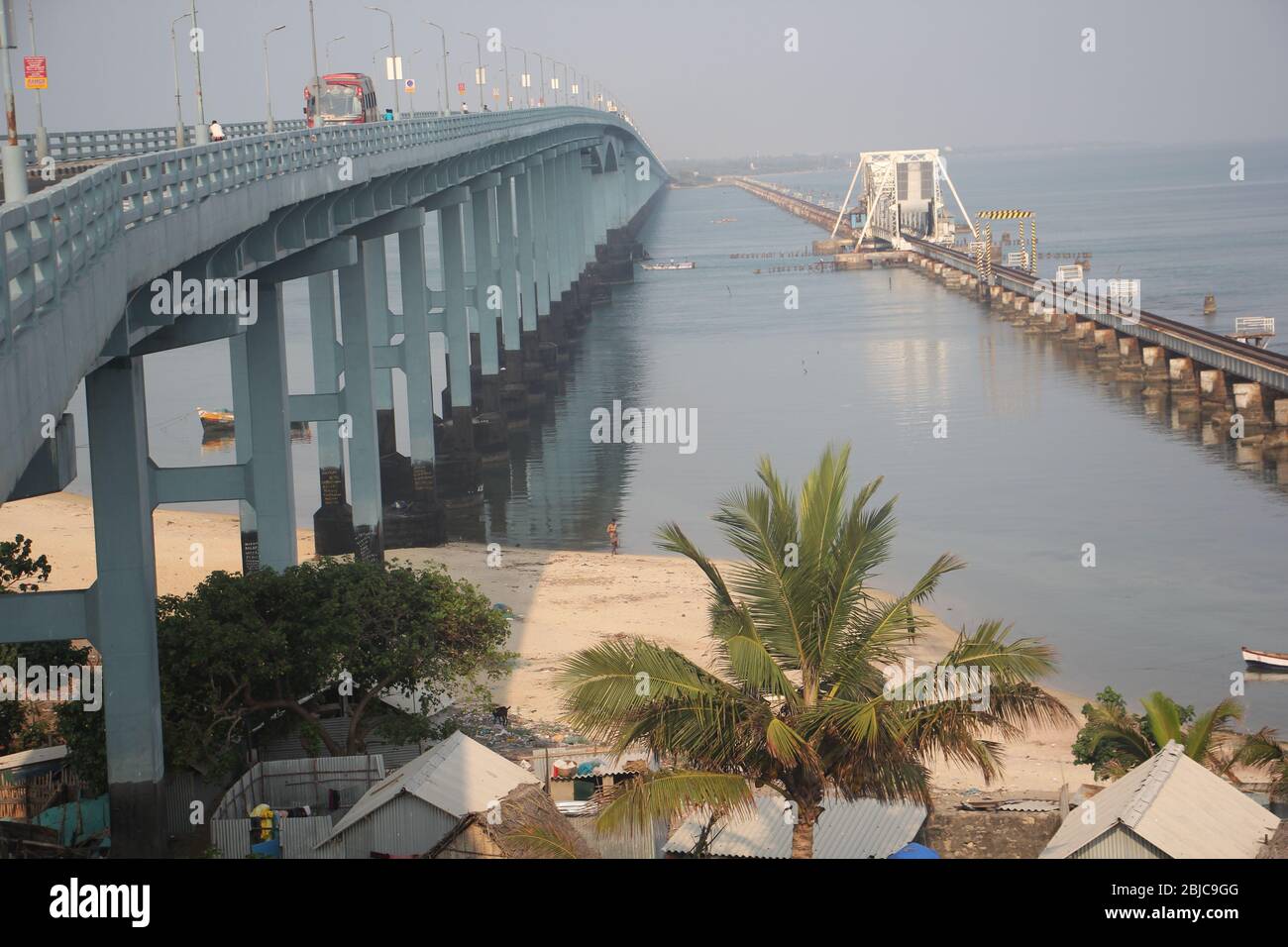 Pamban Bridge ist eine Eisenbahnbrücke, die die Stadt Mandapam auf dem indischen Festland mit der Insel Pamban in Rameswaram verbindet. Stockfoto