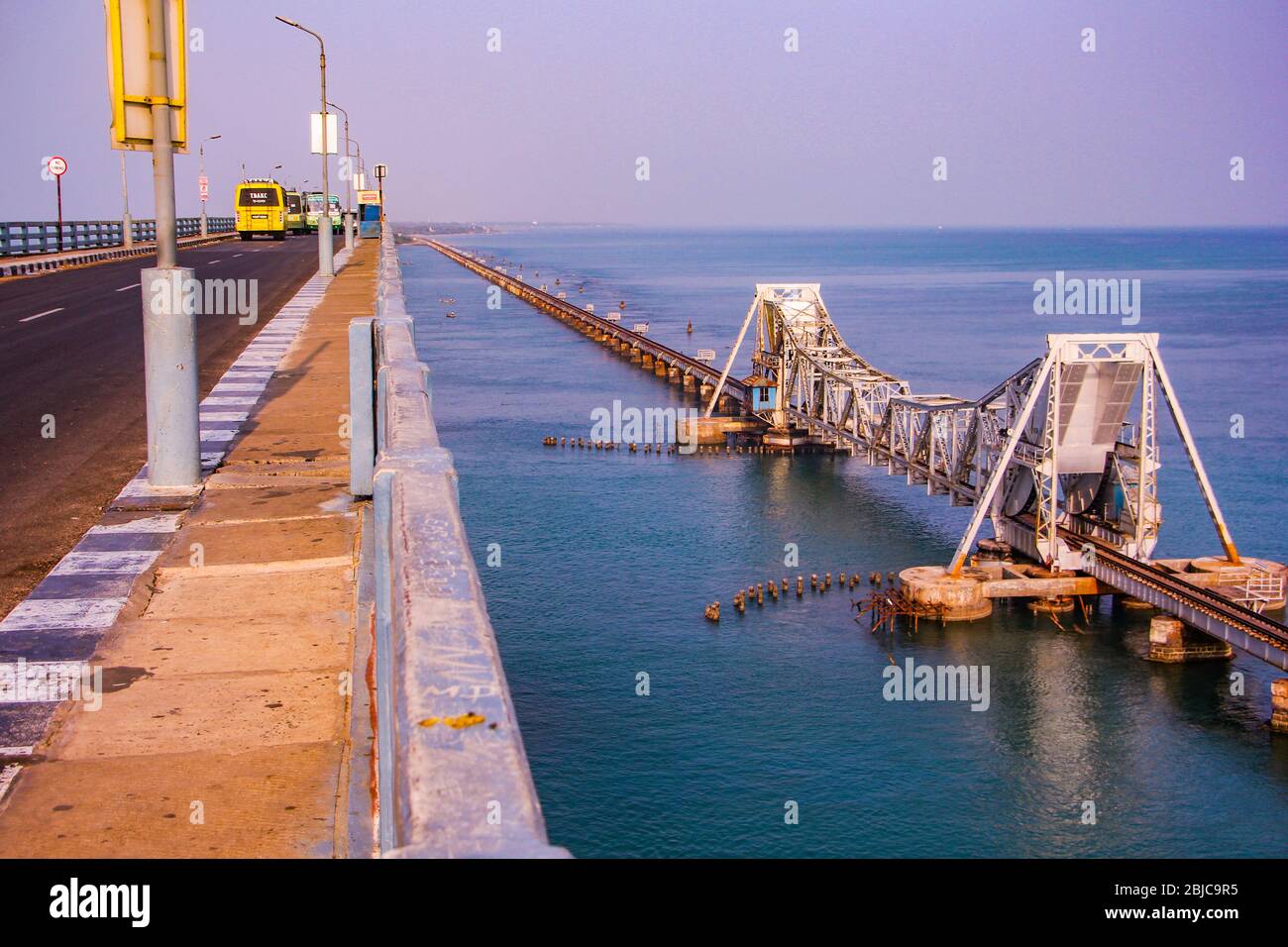 Pamban Bridge ist eine Eisenbahnbrücke, die die Stadt Mandapam auf dem indischen Festland mit der Insel Pamban in Rameswaram verbindet. Stockfoto