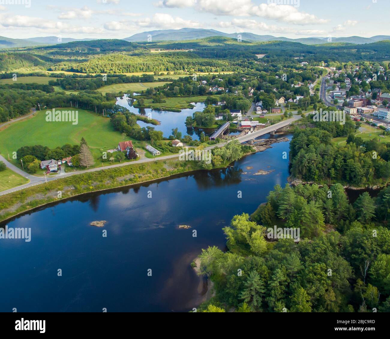 Der Ammonoosuc River fließt in den Connecticut River im Dorf Woodsville, Haverhill, New Hampshire Stockfoto