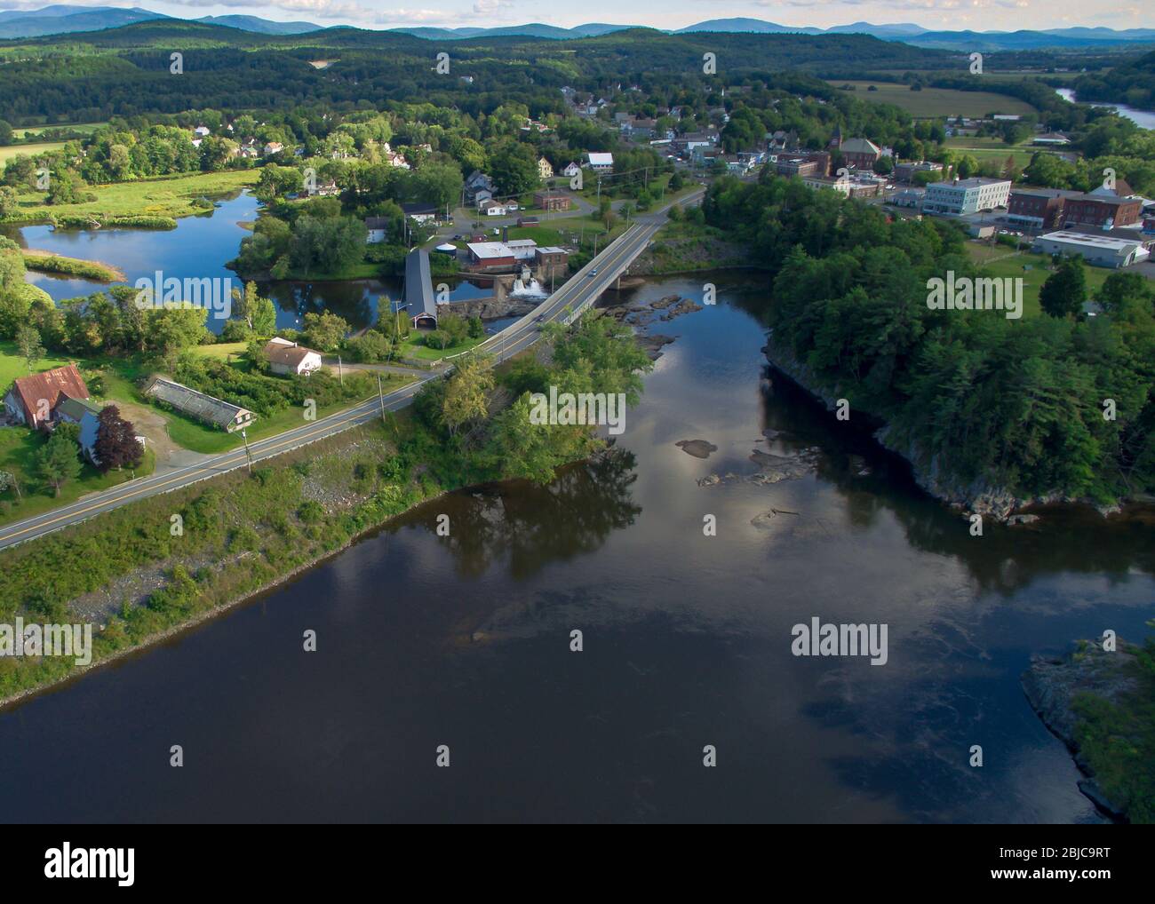 Der Ammonooosuc River fließt unter der Haverhill-Bath Covered Bridge und in den Connecticut River im Dorf Woodsville, Haverhill, New Hampshi Stockfoto