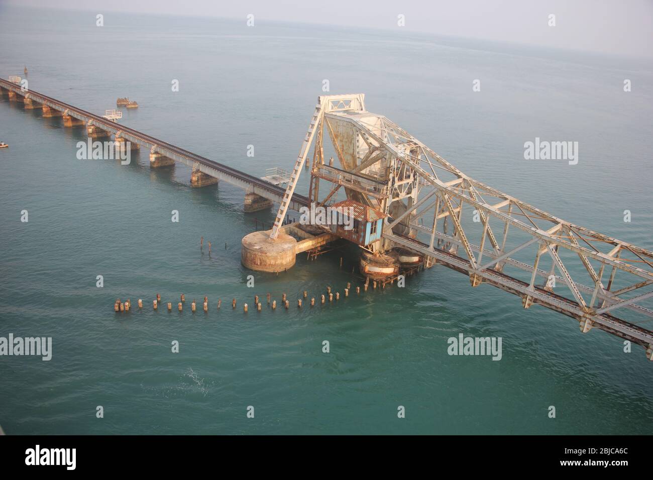 Pamban Bridge ist eine Eisenbahnbrücke, die die Stadt Mandapam auf dem indischen Festland mit der Insel Pamban in Rameswaram verbindet. Stockfoto