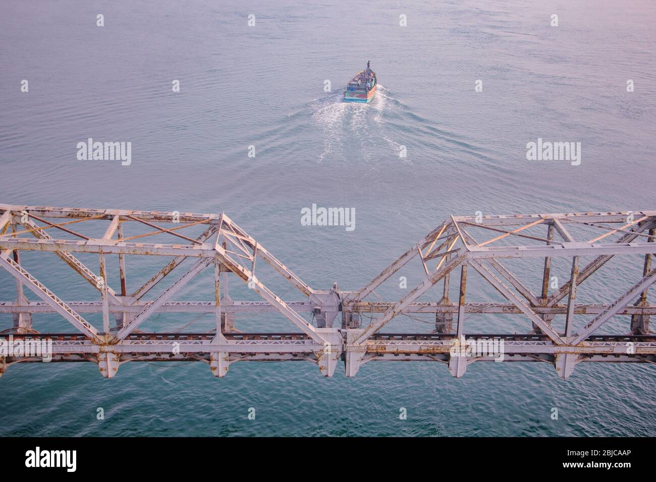 Pamban Bridge ist eine Eisenbahnbrücke, die die Stadt Mandapam auf dem indischen Festland mit der Insel Pamban in Rameswaram verbindet. Stockfoto