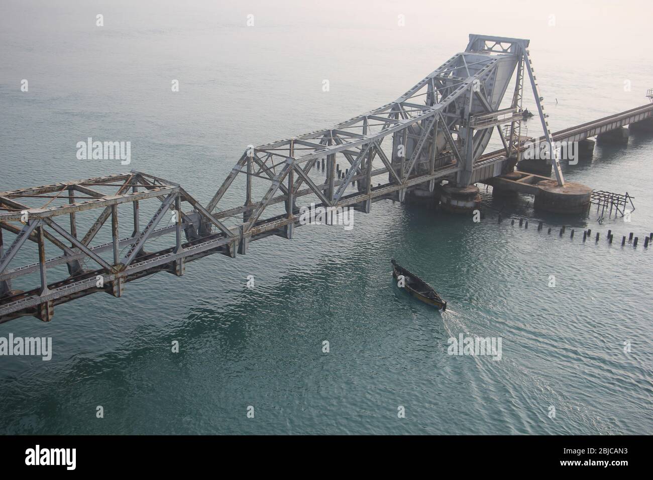 Pamban Bridge ist eine Eisenbahnbrücke, die die Stadt Mandapam auf dem indischen Festland mit der Insel Pamban in Rameswaram verbindet. Stockfoto