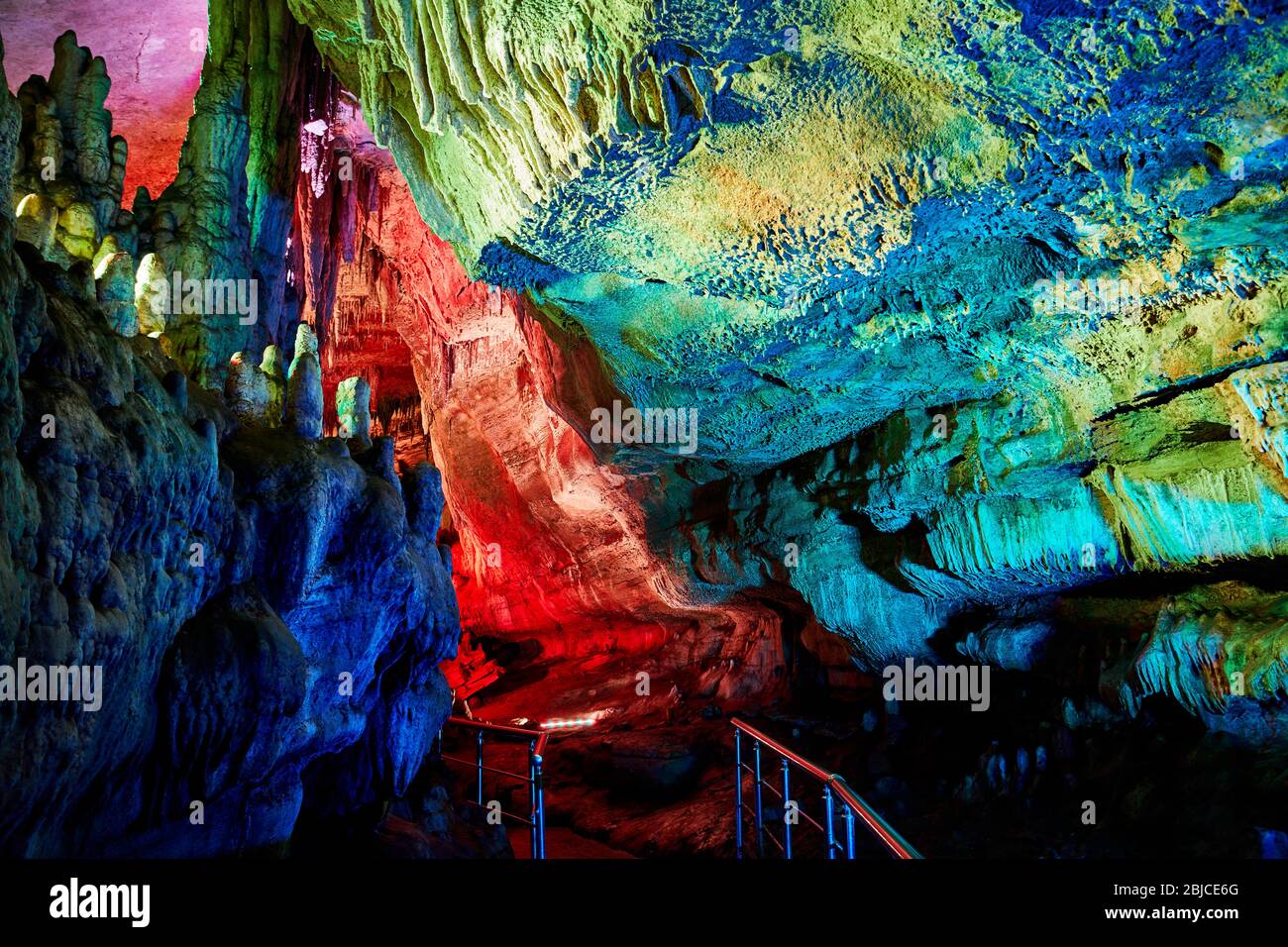 Unterirdische Höhle Sataplia mit bunten Beleuchtung in Kutaissi, Georgien Stockfoto