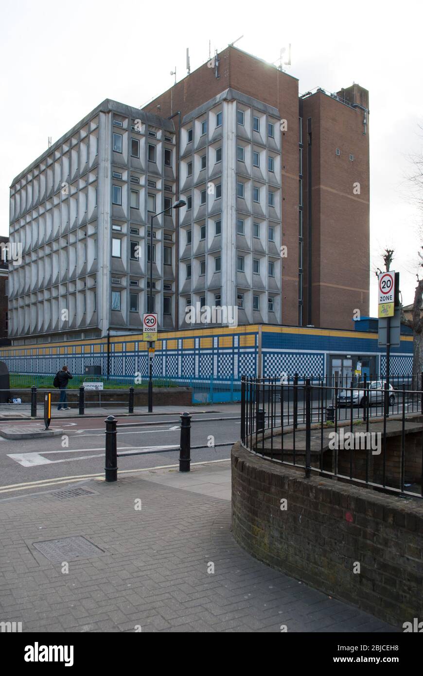 Blau & Gelb Mosaik Fliesen Wall Quadrate Geometrische Fliesen Beton Shepherds Bush Telephone Exchange, Uxbridge Road, London, W12 Stockfoto
