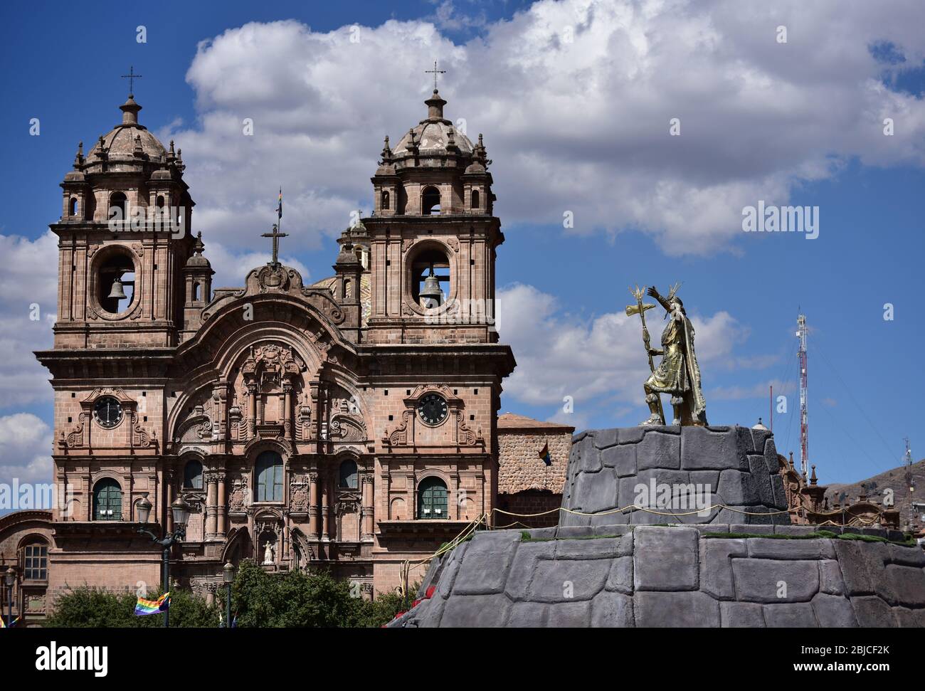 Blick auf die Kirche der Gesellschaft Jesu und die Statue von Pachacútec auf der Plaza de Armas, Peru Stockfoto