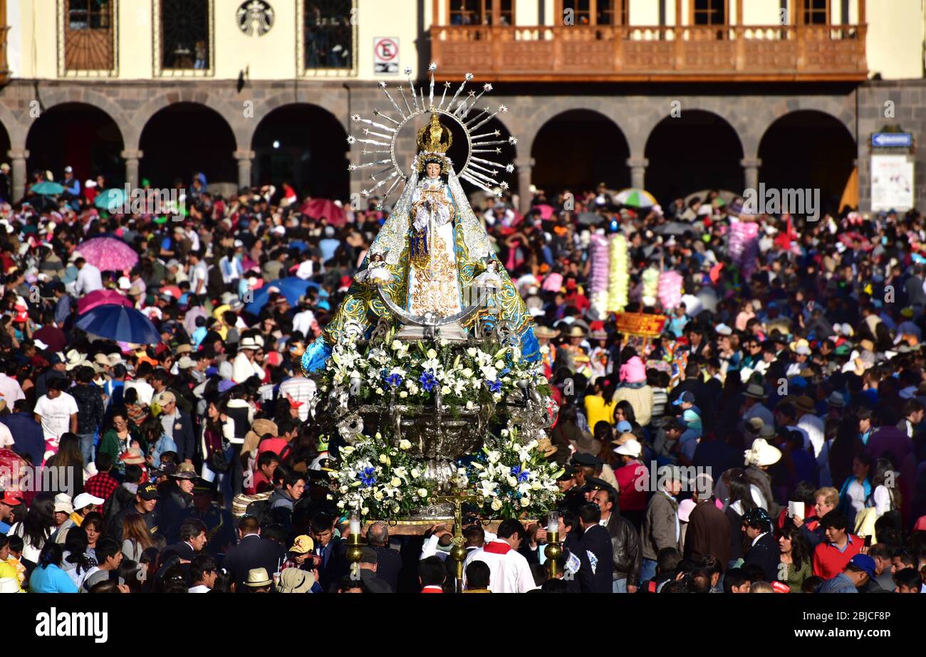 Prozession während der Fronleichnamsfeierlichkeiten in Cuzco. Peru, Südamerika Stockfoto