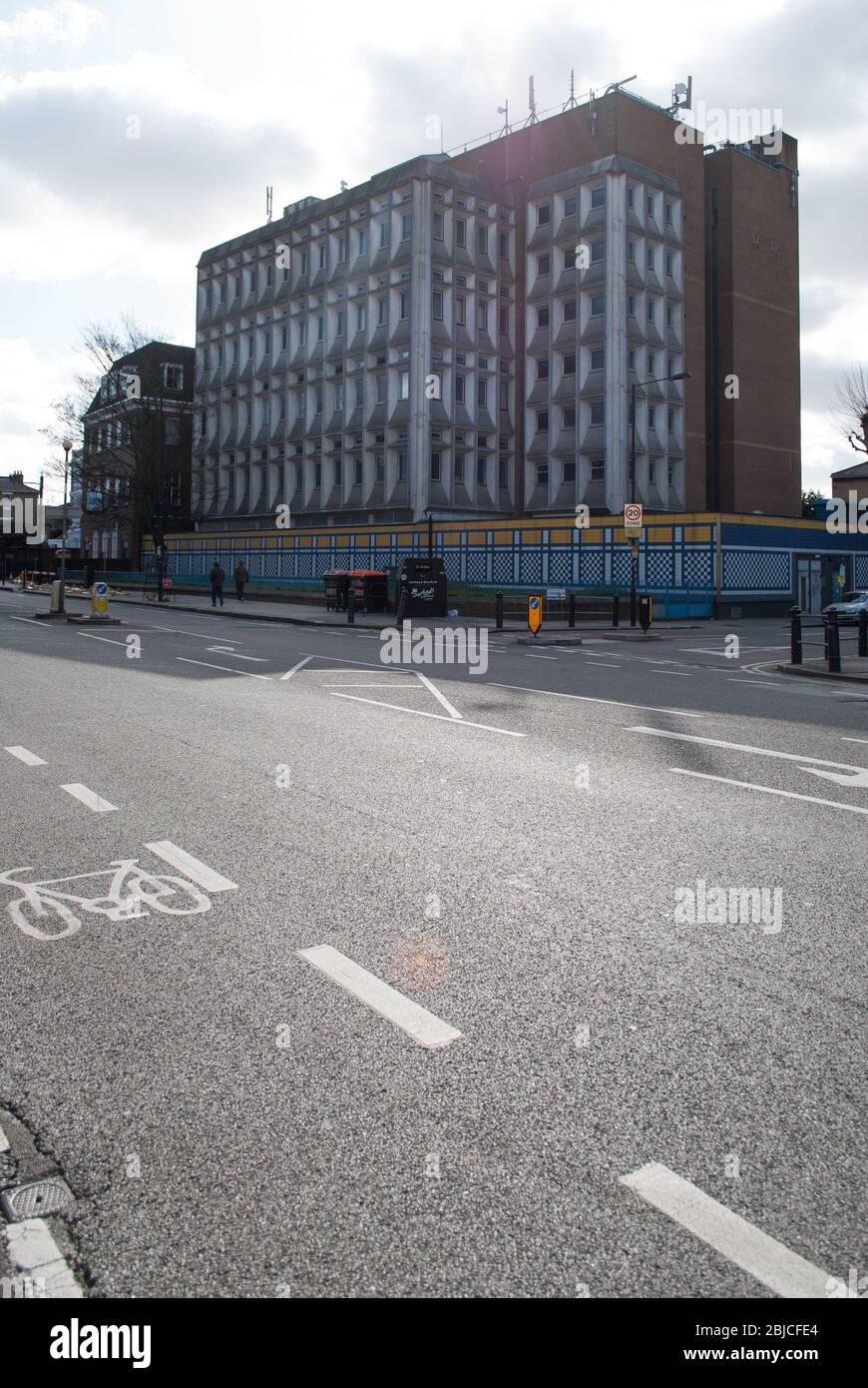 Blau & Gelb Mosaik Fliesen Wall Quadrate Geometrische Fliesen Beton Shepherds Bush Telephone Exchange, Uxbridge Road, London, W12 Stockfoto