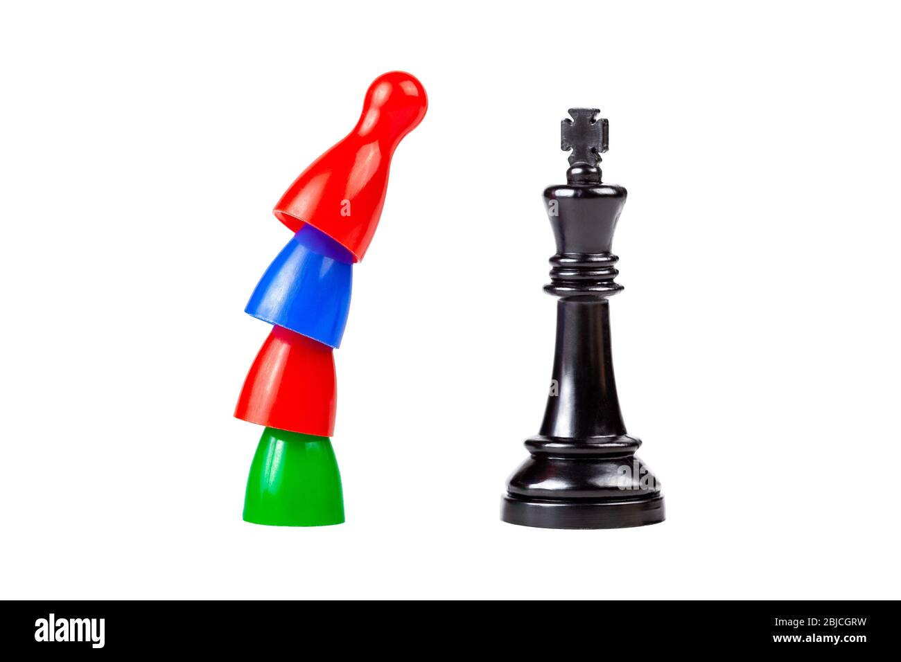 Teamwork gegen den Herrscher, Revolution gegen Autorität. Traditionelle Spielfiguren stehen übereinander vor, über einem schwarzen König Schach Stockfoto