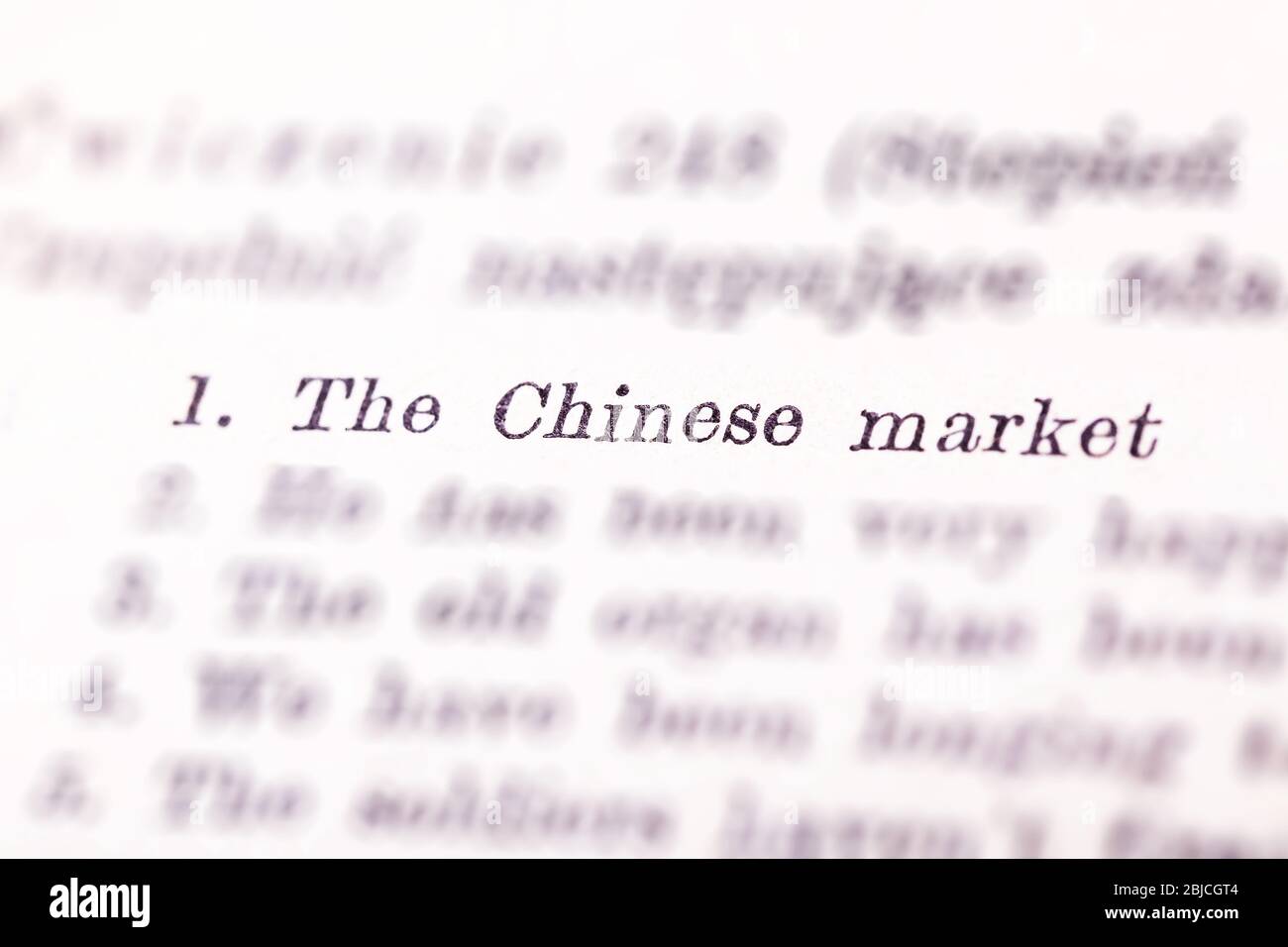 Der chinesische Markttext wird hervorgehoben, in einem Buch hervorgehoben, Nummer eins in einer Liste, selektiver Fokus. China Wirtschaft auf dem ersten Platz, gedruckte Liste Stockfoto