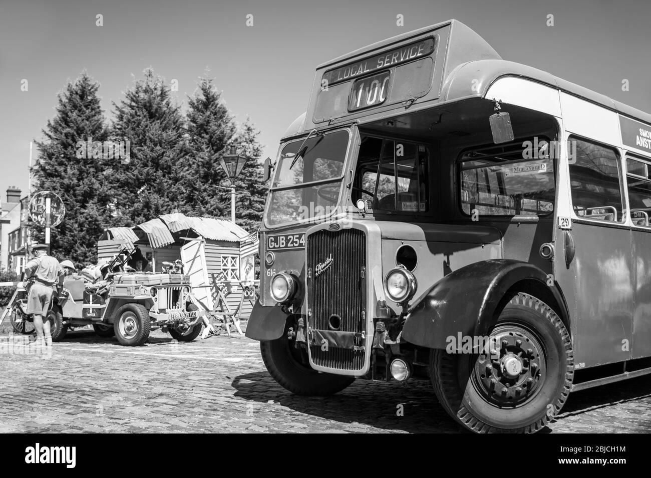 Monochrome Vorderansicht des historischen Thames Valley Busses, Bristol 616 geparkt bei Severn Valley Railway Sommerveranstaltung des Zweiten Weltkriegs der 1940er Jahre, Kidderminster, Großbritannien. Stockfoto