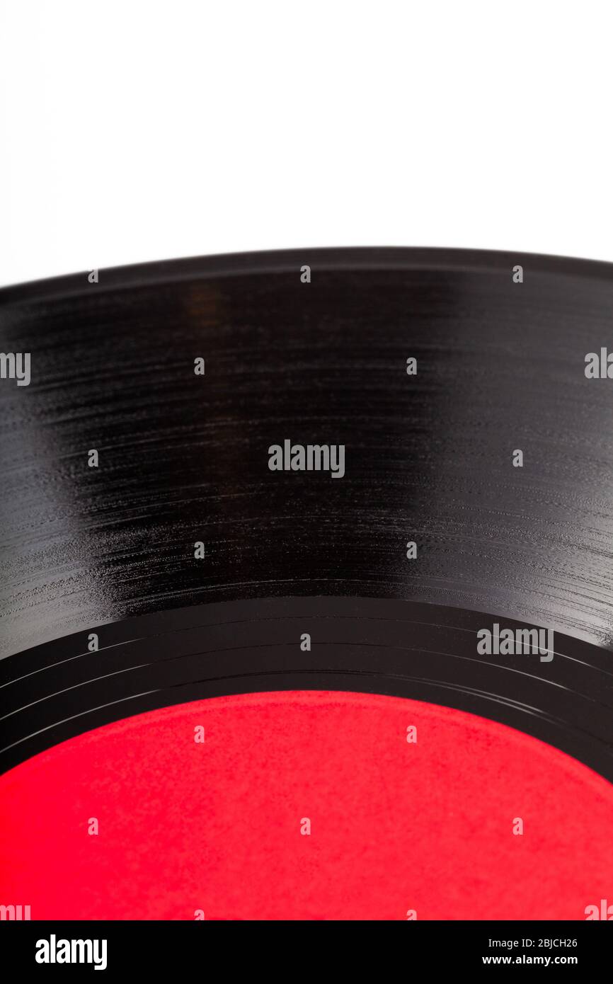 Alte Vinyl-Schallplatte mit leerem roten Etikett, einfache vertikale Poster abstrakten Hintergrund Einladung Design, geschlossene Komposition, Kopierraum. Vintage dj bcg Stockfoto