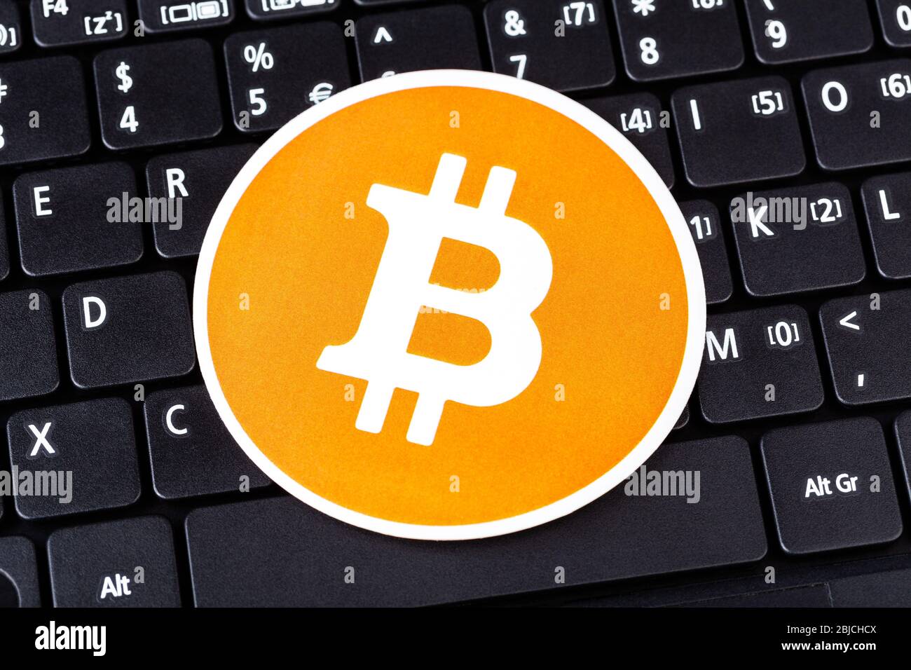 Ein orangefarbenes Bitcoin-Logo, Kreis-Symbol auf schwarzem modernen pc-Laptop Netbook Computer-Tastatur, Krypto-Währung E-Commerce einfaches Finanzkonzept Stockfoto