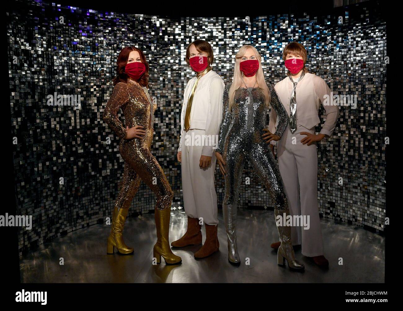 Berlin, Deutschland. April 2020. Die Figuren der schwedischen Band Abba, Anni-Frid 'Frida' Lyngstad (l-r), Björn Ulvaeus, Agnetha Fältskog und Benny Andersson, im Wachsfigurenkabinett von Madame Tussauds während der Corona-Pandemie ein Mund- und Nasenprotektor. Quelle: Britta Pedersen/dpa-Zentralbild/ZB/dpa/Alamy Live News Stockfoto