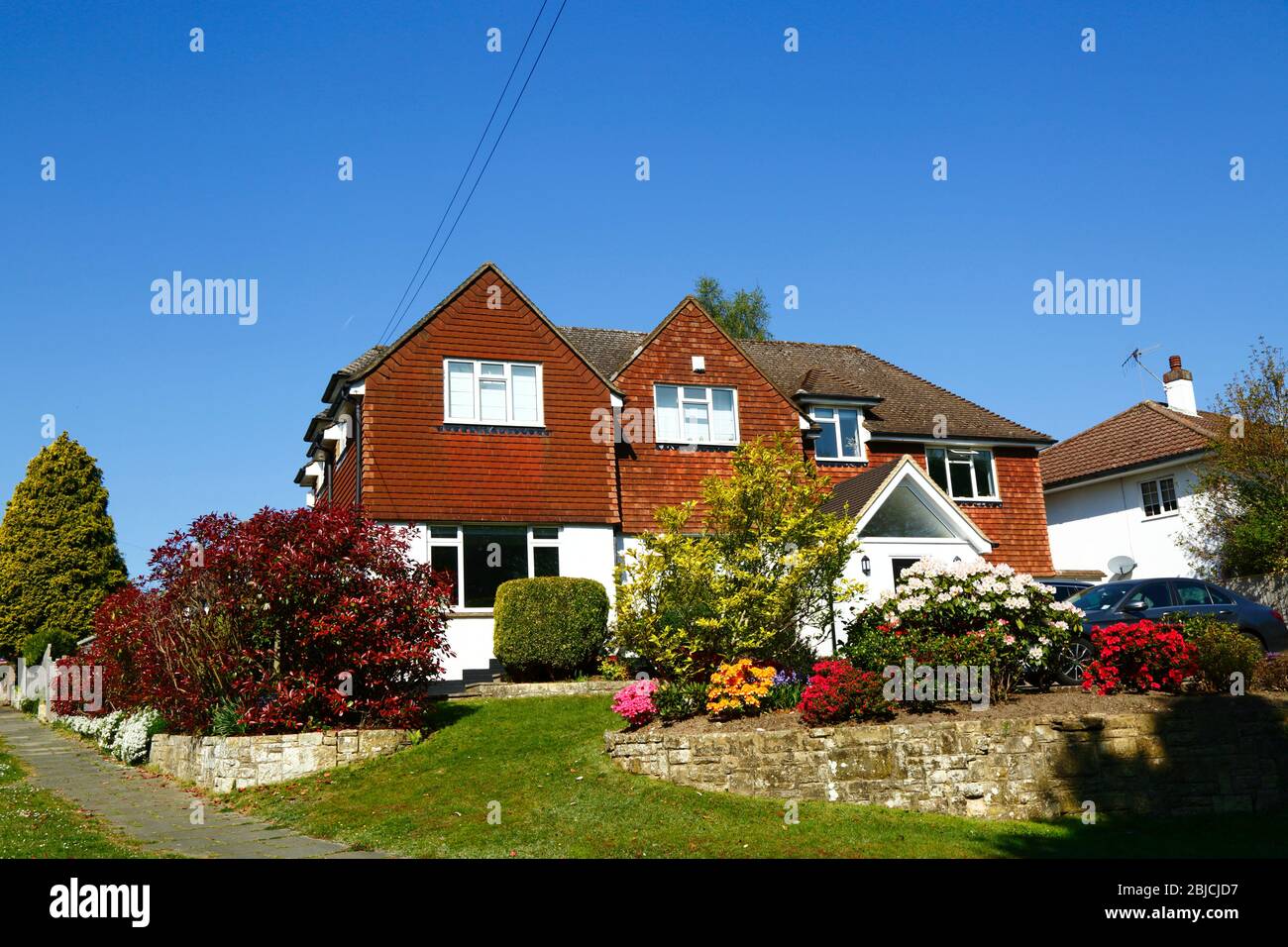 Schöner blühender Vorgarten des Einfamilienhauses in einer vornehmen Wohngegend im Frühling, Bidborough Ridge, Kent, England Stockfoto