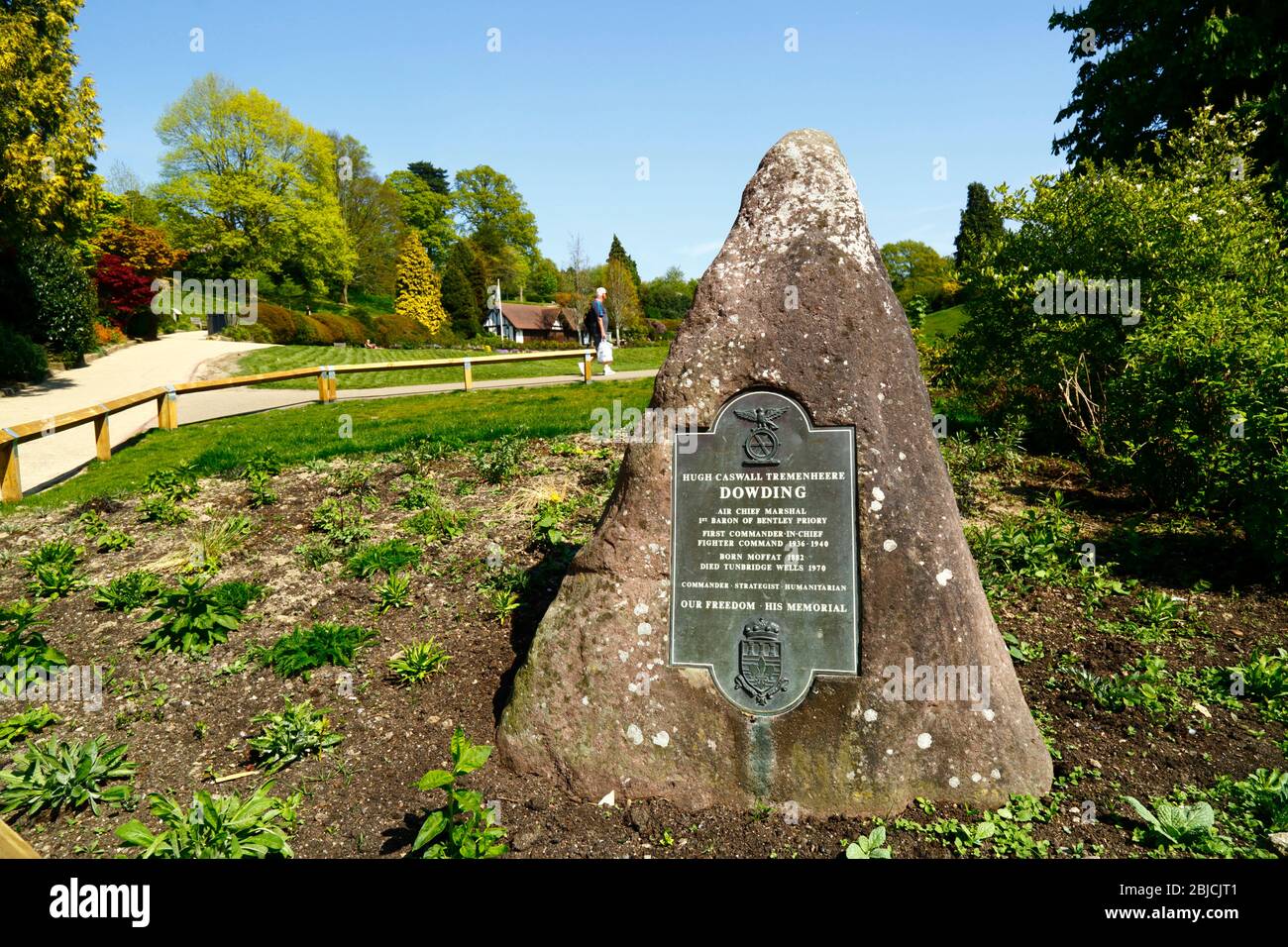 Denkmal für Air Chief Marshal Lord Dowding am Eingang der Great Hall zum Calverley Grounds, Royal Tunbridge Wells, Kent, England Stockfoto