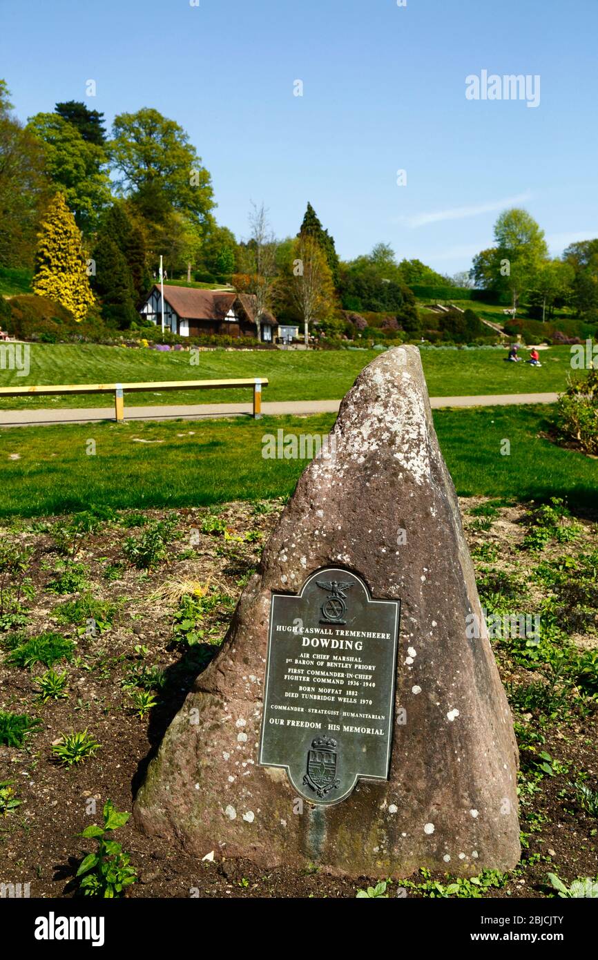 Denkmal für Air Chief Marshal Lord Dowding am Eingang der Great Hall zum Calverley Grounds, Royal Tunbridge Wells, Kent, England Stockfoto