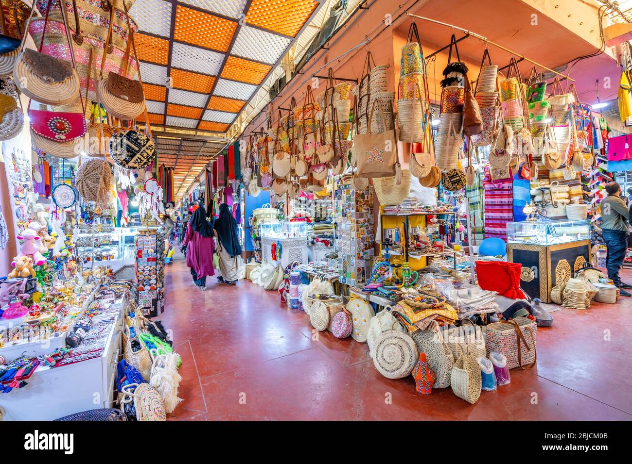 Agadir, Marokko - 19. März 2020: Marokkaner einkaufen und tun täglich auf dem Markt voller bunter Produkte, Afrika Stockfoto