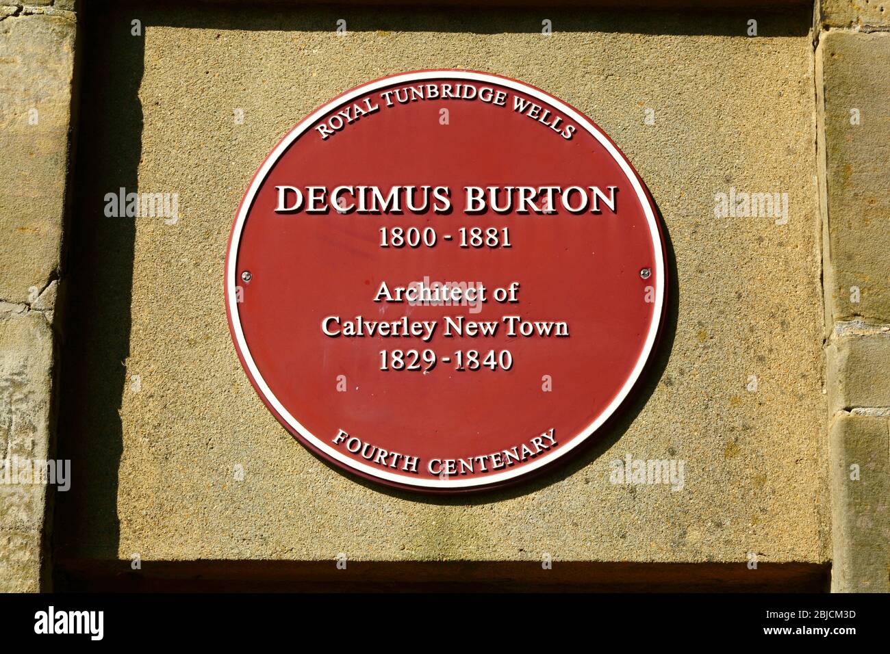 Rote Plakette zu Decimus Burton, auf der Innenseite des Sandsteinbogens / Torhaus am Eingang zum Calverley Park und Gelände, Royal Tunbridge Wells, Kent, England Stockfoto Rote Plakette zu Decimus Burton, auf der Innenseite des Sandsteinbogens / Torhaus am Eingang zum Calverley Park und Gelände, Royal Tunbridge Wells, Kent, England Stockfoto