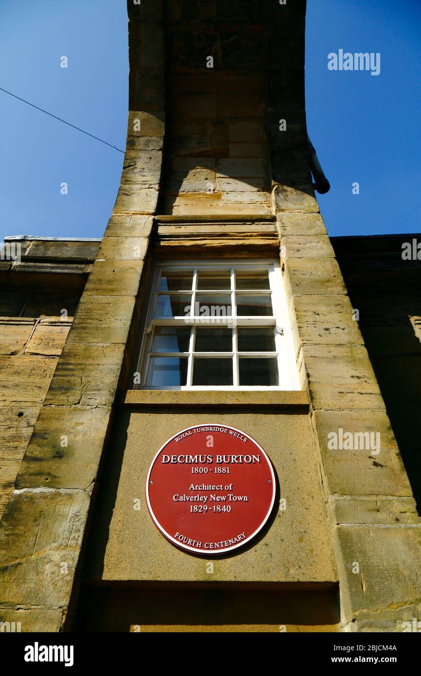 Rote Plakette zu Decimus Burton, auf der Innenseite des Sandsteinbogens / Torhaus am Eingang zum Calverley Park und Gelände, Royal Tunbridge Wells, Kent, England Stockfoto