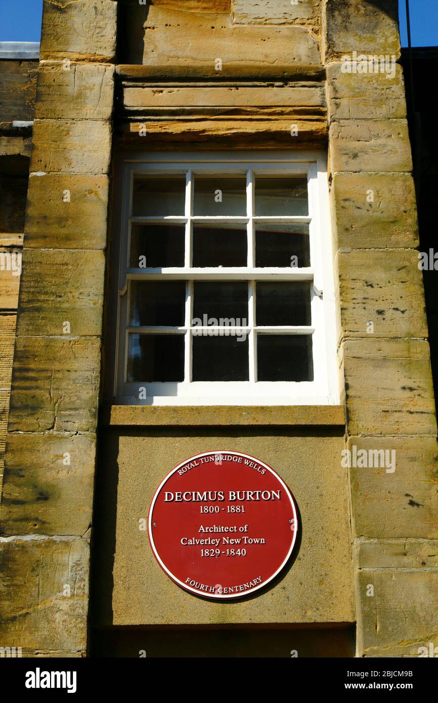 Rote Plakette zu Decimus Burton, auf der Innenseite des Sandsteinbogens / Torhaus am Eingang zum Calverley Park und Gelände, Royal Tunbridge Wells, Kent, England Stockfoto Rote Plakette zu Decimus Burton, auf der Innenseite des Sandsteinbogens / Torhaus am Eingang zum Calverley Park und Gelände, Royal Tunbridge Wells, Kent, England Stockfoto