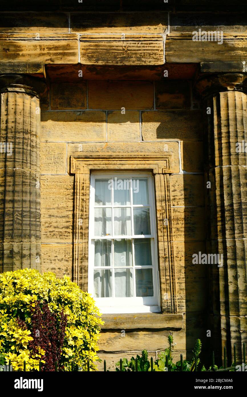 Fenster der Lodge in Sandstein Bogen / Torhaus am Eingang zum Calverley Park und Grundstück, Royal Tunbridge Wells, Kent, England gebaut Stockfoto