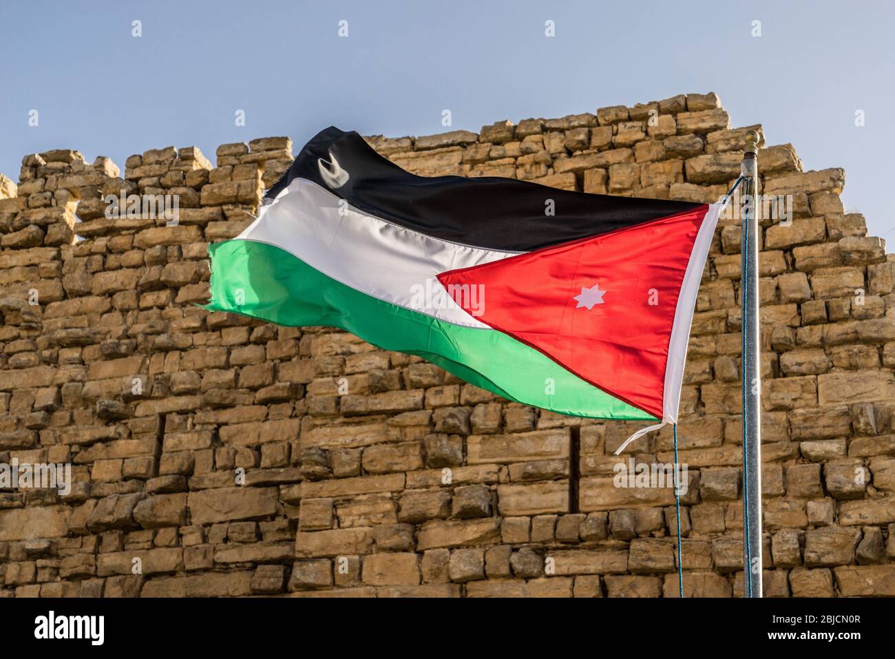 Flagge Jordaniens bei den Ruinen von Karak Stockfoto