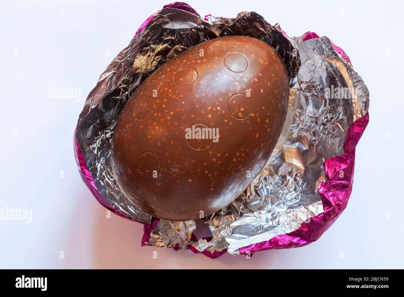 Nomo no miss out Vegan & Free from Fruit & Crunch Ei isoliert auf weißem Hintergrund - glatt cremig veganer Choc frei von Milcheiernüssen Stockfoto