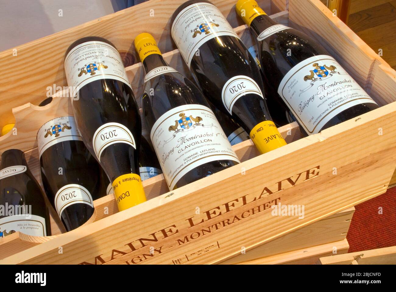 DOMAINE LEFLAIVE Weinkoffer von 2020 datiert Domaine Leflaive Clavoillon, Puligny-Montrachet Premier Cru feiner Weißwein, Burgund Cote d'Or Frankreich Stockfoto