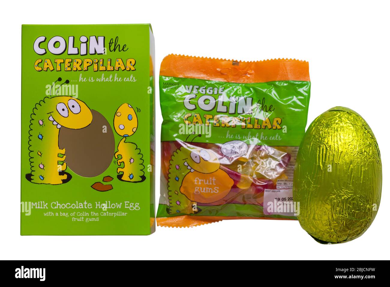 M&S Colin die Caterpillar Schokolade Osterei & Packung Veggie Colin die Caterpillar Süßigkeiten auf weißem Hintergrund isoliert - Milchschokolade hohl Ei Stockfoto