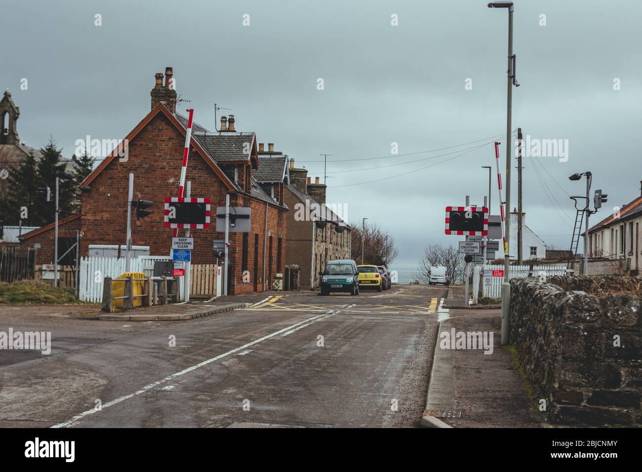 Brora/UK-22/3/18: Ein Bahnübergang mit Schleusen und Hinderniserkennungssystemen in der Ortschaft Brora im Osten von Sutherland, im Hochland von Scotl Stockfoto