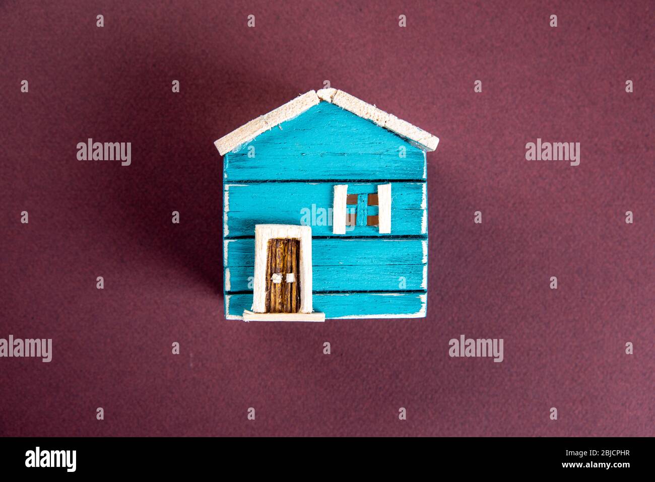 Holzhaus am Strand. Bleiben Sie zu Hause bleiben Sie sicher Stockfoto