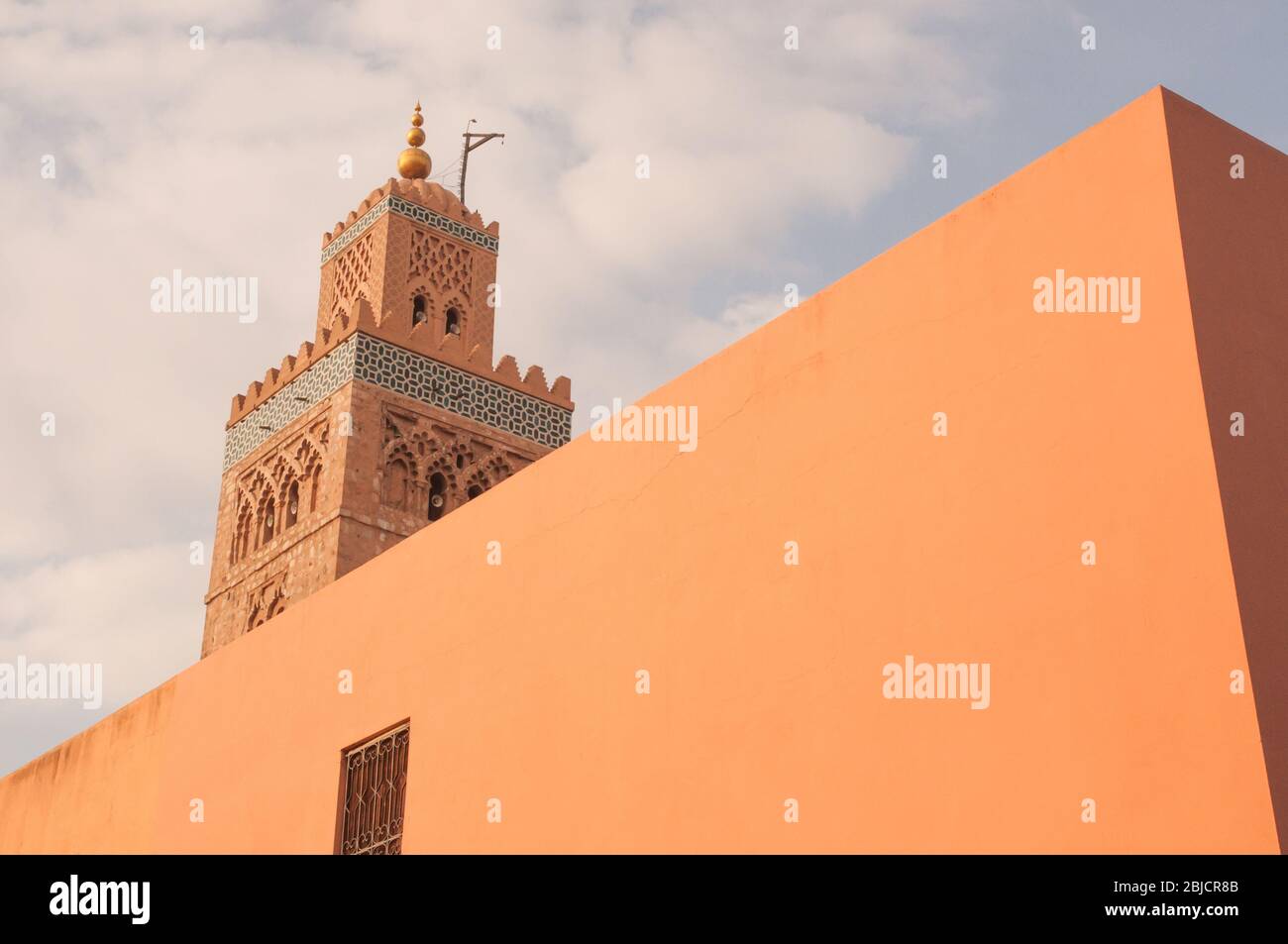 Ockerfarbene Wand in koutoubia; Marrakesch; Marokko; geometrisch Stockfoto