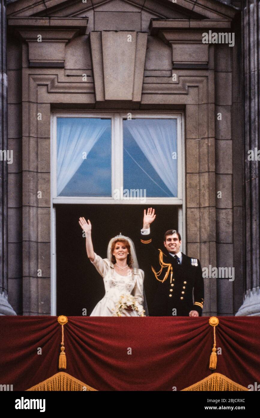 Prinz Andrew und Sarah Ferguson auf dem Balkon des Buckingham Palace an ihrem Hochzeitstag 1986 Stockfoto