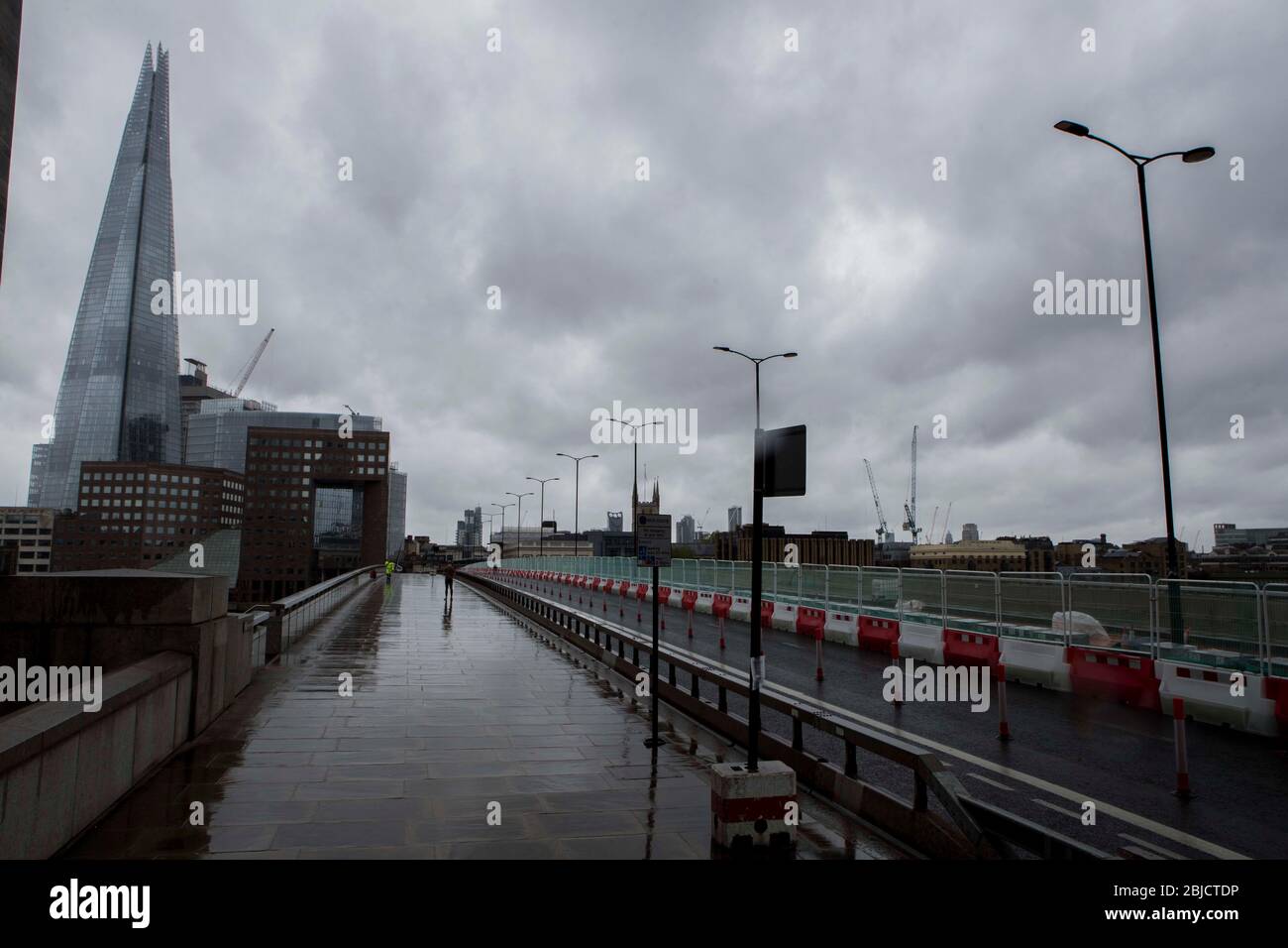 London, Großbritannien. April 2020. Fast verlassen Tower Bridge als der Regen fällt, in der sechsten Woche der Sperrung aufgrund des Coronavirus Ausbruch. Quelle: Marcin Nowak/Alamy Live News Stockfoto