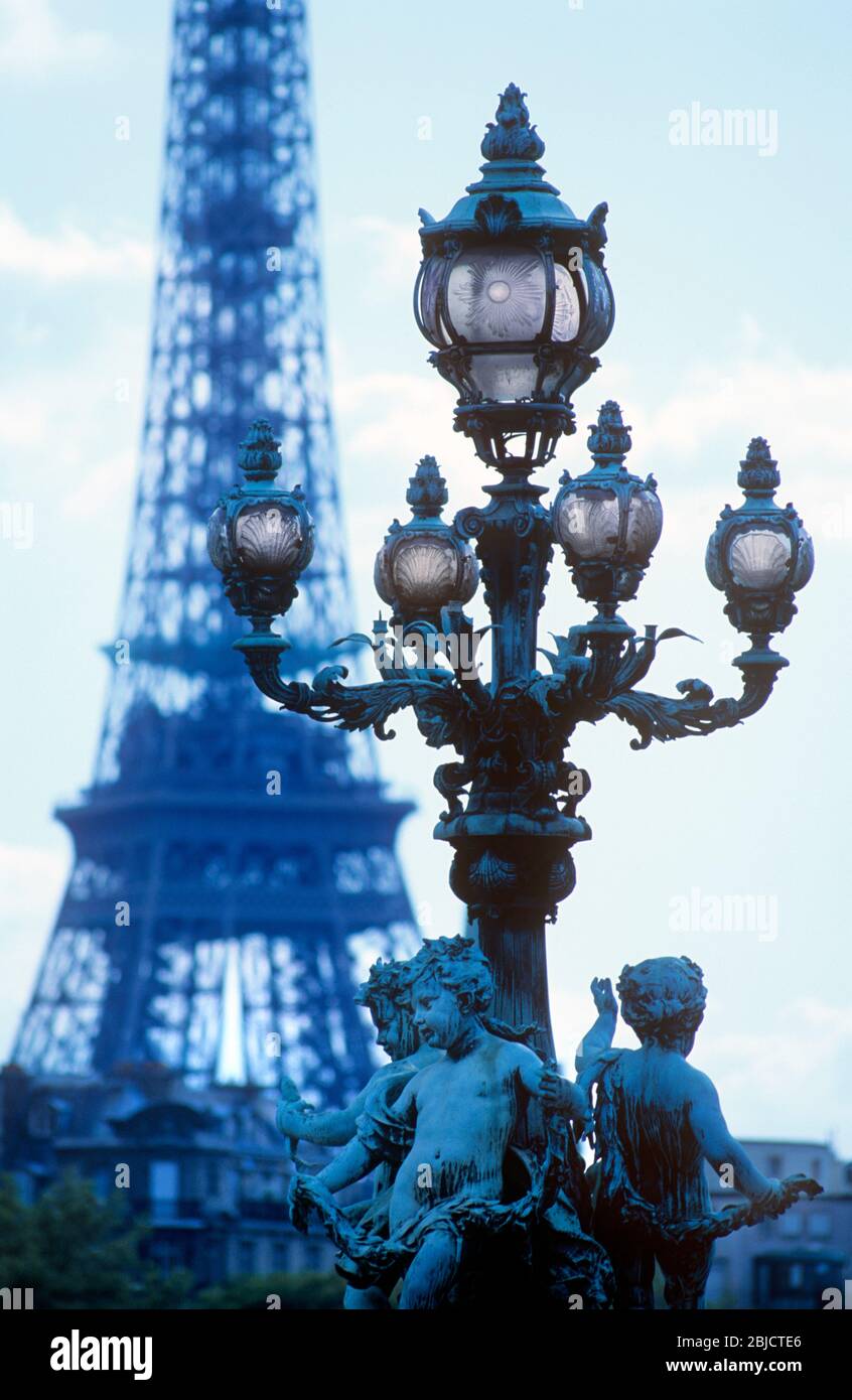 PARIS PONT ALEXANDRE III SONNENUNTERGANG ART NOUVEAU LAMPEN PARIS DÄMMERUNG MOODY auf Alexandre III Brücke mit Eiffelturm im Hintergrund "City of Light" Les Invalides Paris Frankreich Stockfoto