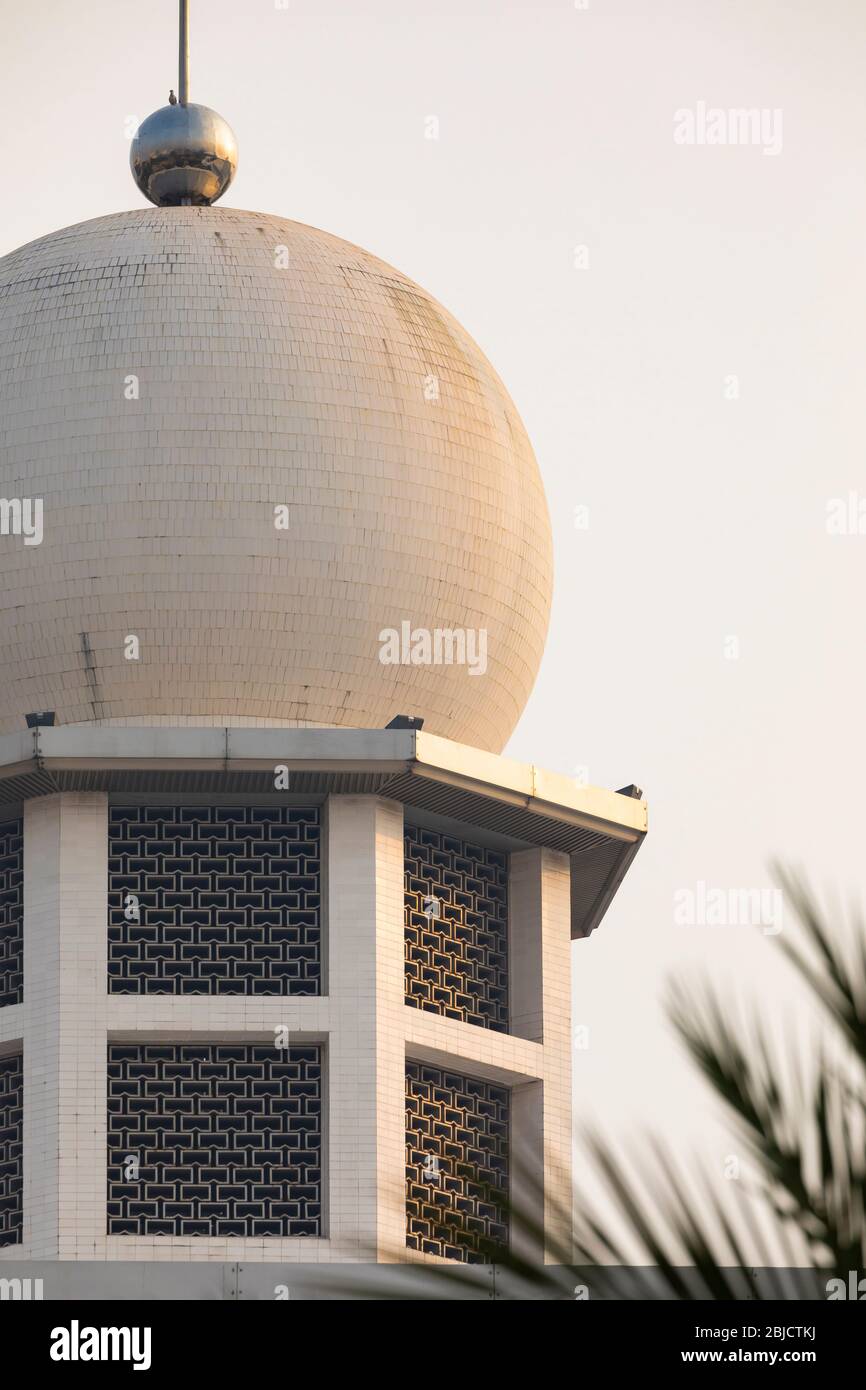 Jakarta, Indonesien - 14. Juli 2019: Blick auf die zweite Kuppel in der riesigen Istiqlal Moschee in Zentral-Jakarta, Indonesien. Stockfoto