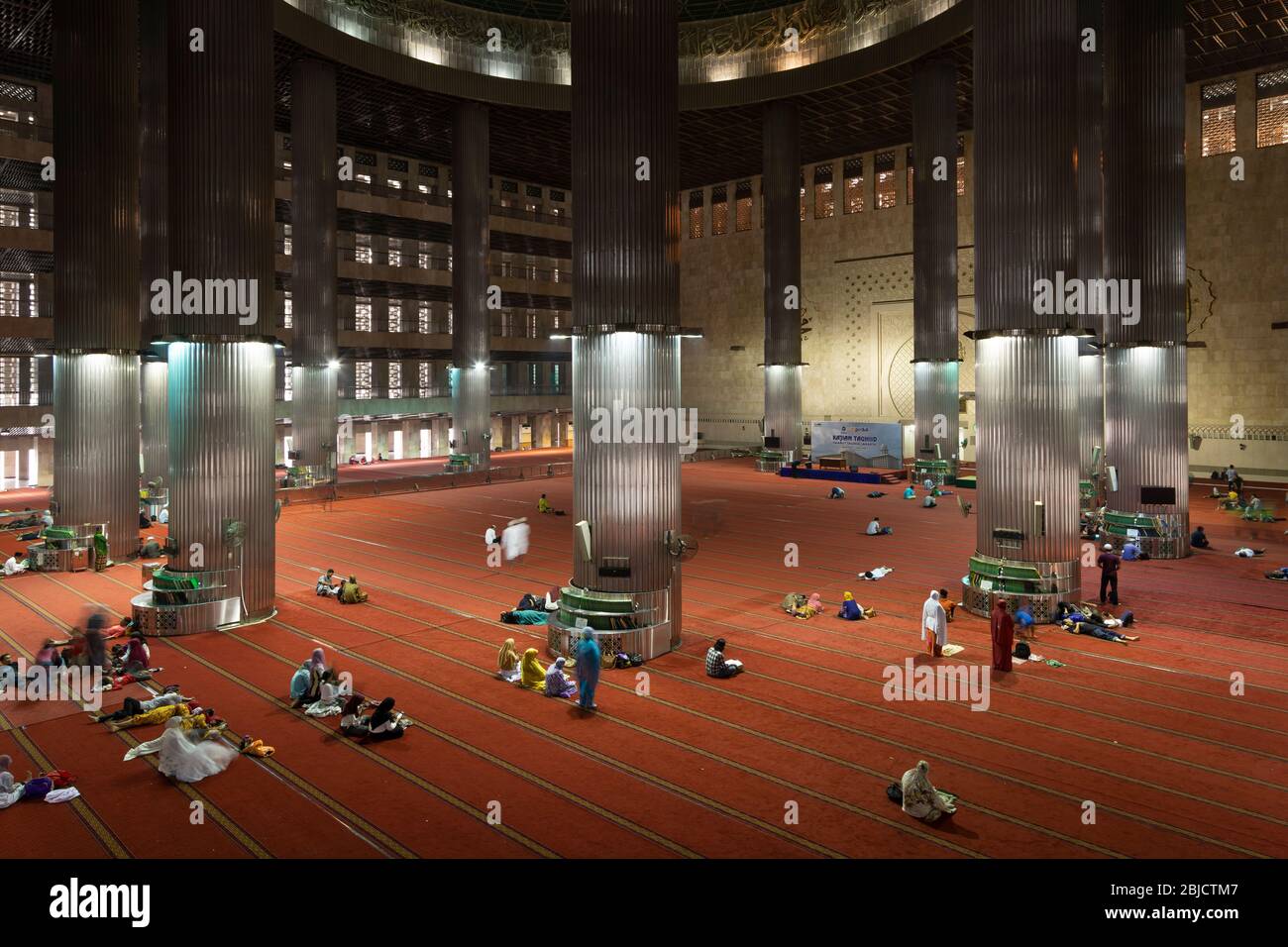 Jakarta, Indonesien - 14. Juli 2019: Allgemeine Ansicht des Hauptinnenbereichs für Gebet und Treffen in der riesigen Istiqlal Moschee, Jakarta. Stockfoto