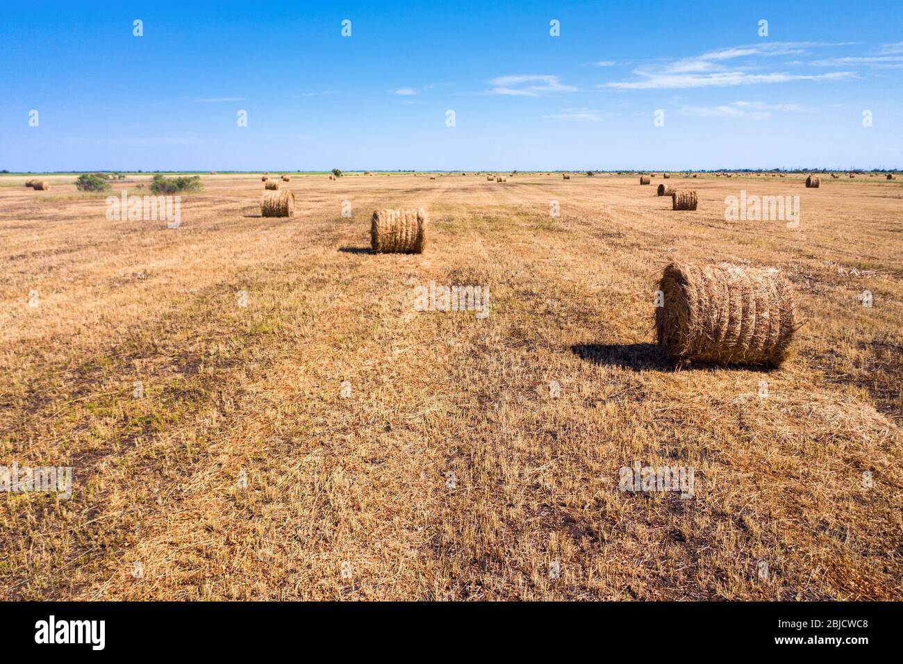 Herbst ländliche Landschaft. Ein Heuhaufen und ein blauer Himmel. Europäischer Herbst. Stockfoto