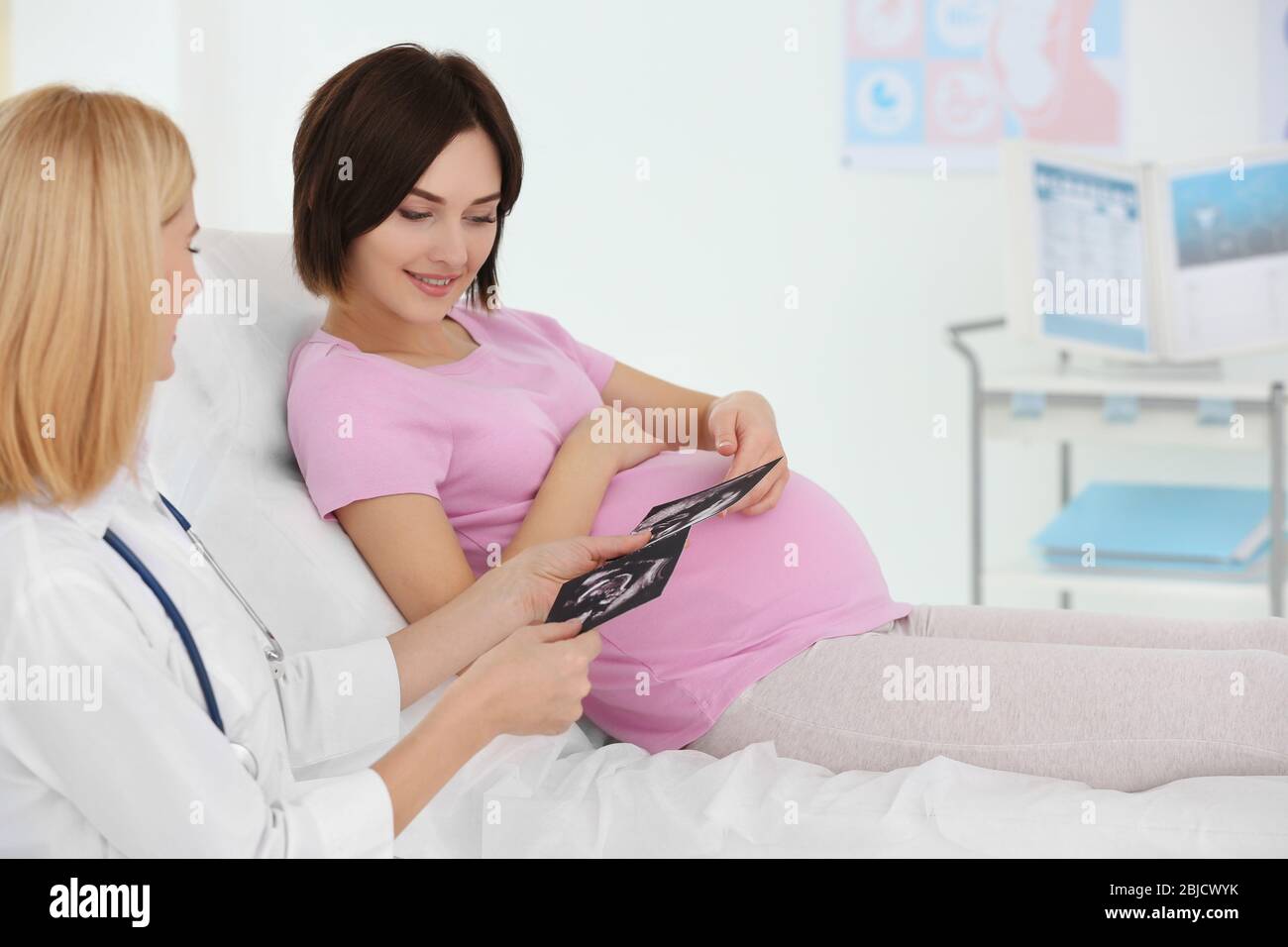 Schwangerschaft frauenarzt liege Fotos und Bildmaterial in hoher Auflösung Alamy