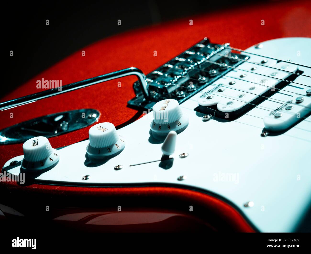 Detail einer Red Stratocaster Design Copy E-Gitarre, E-Gitarren wurden zum ersten Mal um die 1930er Jahre erfunden Stockfoto